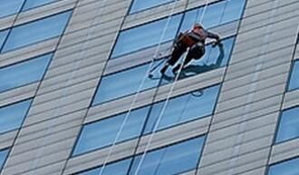 高空保潔的時(shí)候，如何刮去多余的水痕呢？